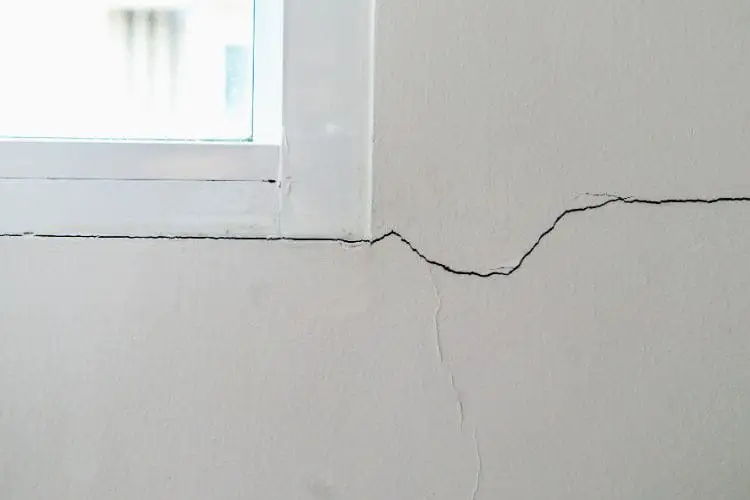 cracked walls กำแพงร้าวบ้านทรุด